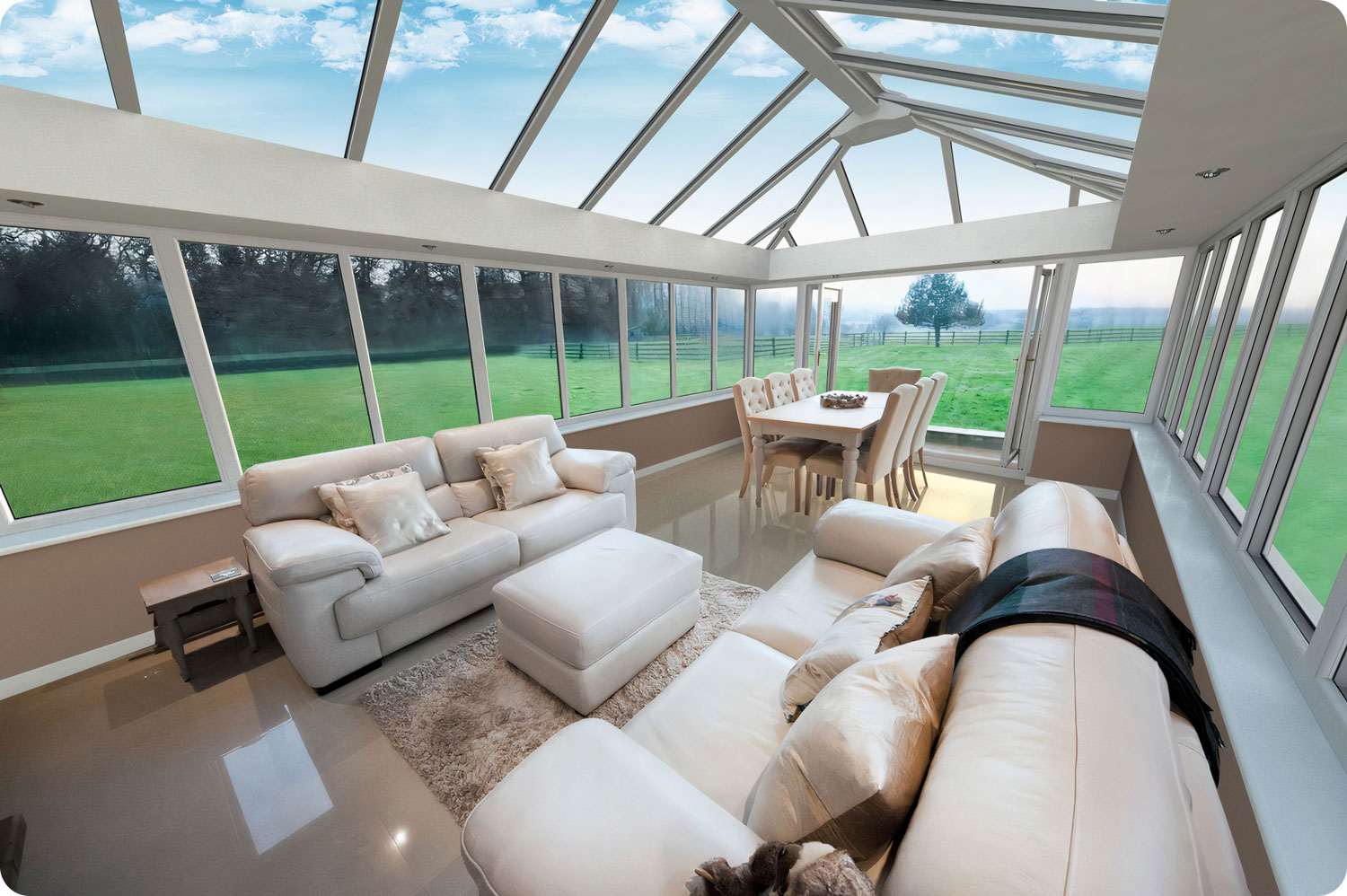Wintergarten mit modernen Möbeln und großzügigen Glasflächen, die einen herrlichen Blick auf den Garten ermöglichen.