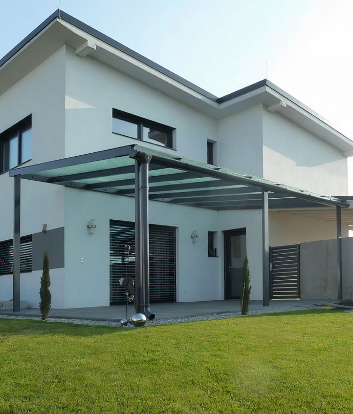 An ein Haus angebautes Terrassendach mit Mittelsteher