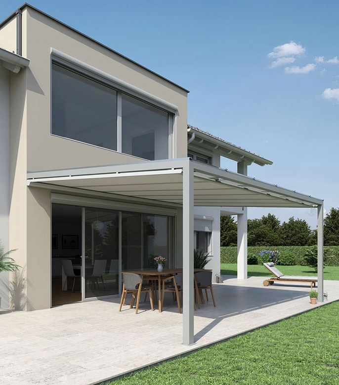Terrassenüberdachung in hellgrau mit Glaseindeckung und Unterdachmarkise