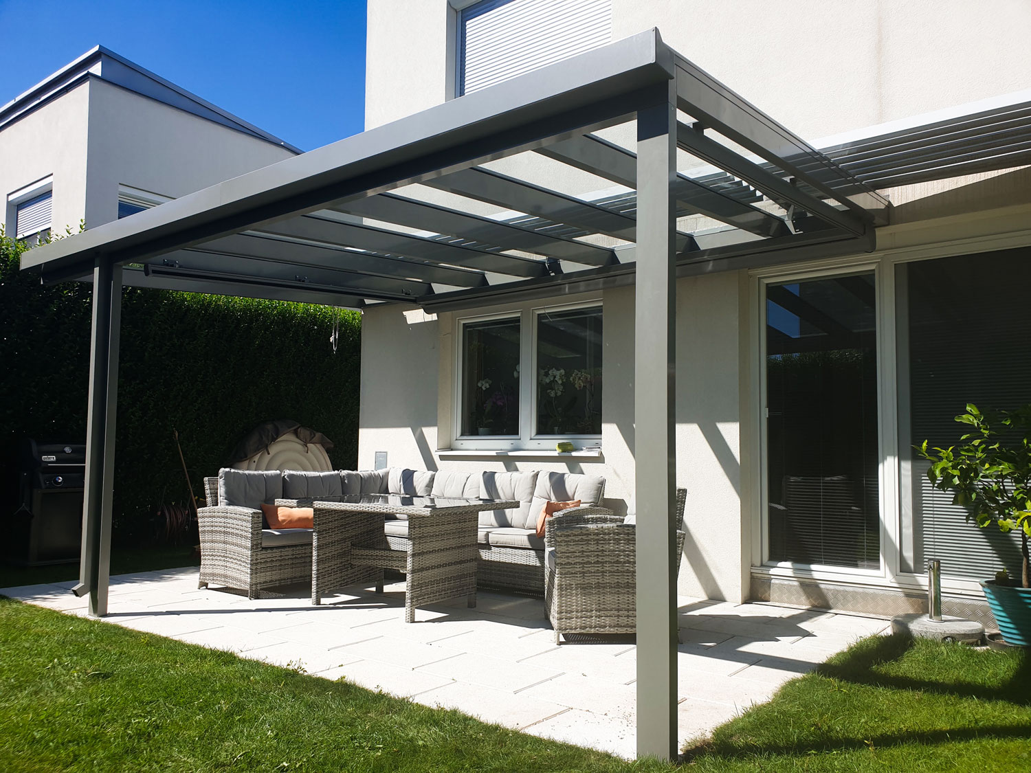 Terrassenüberdachung mit Glas in anthrazit.