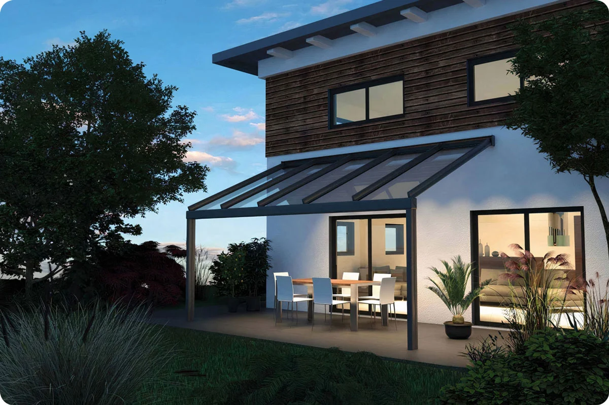 Moderne Terrassenüberdachung mit Glas, die einen eleganten Essbereich im Freien vor den Elementen schützt und gleichzeitig lichtdurchflutet bleibt.